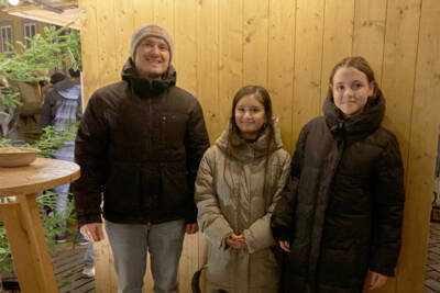 Barny Gröner (Lehrer an der Mittelschule Mindelheim) zusammen mit seinen Schülerinnen Elmaz Wafai und Nicol Dimitrova