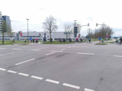 Weiter geht es zur Allgäuer Straße, wo Ampeln (Baywakreuzung und Ecke Nebelhornstraße) umgestellt wurden, sodass Fahrradfahrer nicht extra drücken muss, um Grün zu erhalten.