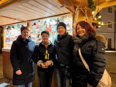Cornelia Salger (links) und Alexandra König (rechts), die für die Organisation des Weihnachtsmarktes verantwortlich sind, sowie die Standbetreiber Margot und Christoph Schindele.